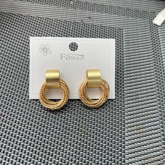 Trendy gold twist earrings - Picture 5 of 5